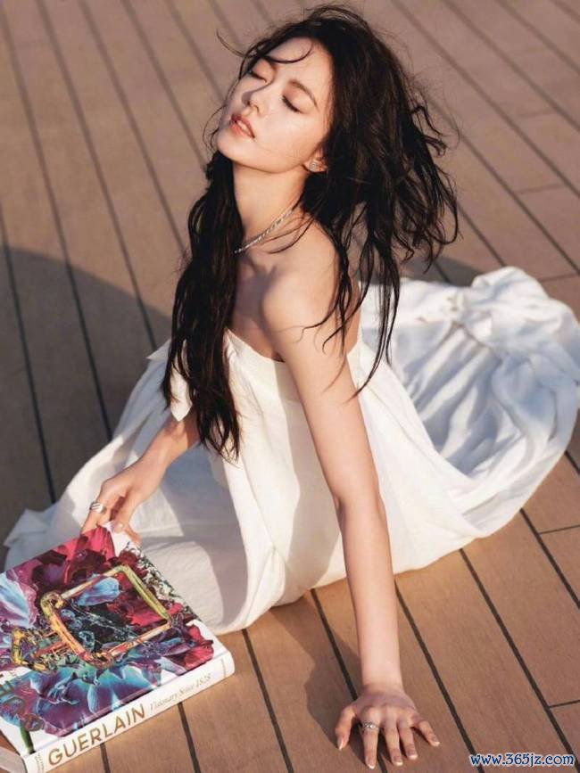 赵今麦身穿吊带白色长裙 海边浅笑尽显优雅灵动