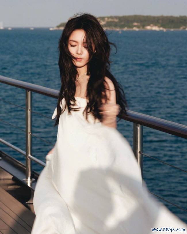 赵今麦身穿吊带白色长裙 海边浅笑尽显优雅灵动