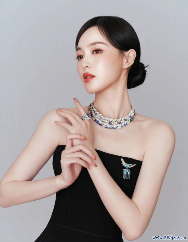 唐嫣穿抹胸长裙身材窈窱 气质优雅适应好似黑天鹅